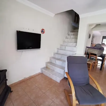 Cheerful 3 Bedroom Summer House 100m To The Beach. 펜션 쿠사다시