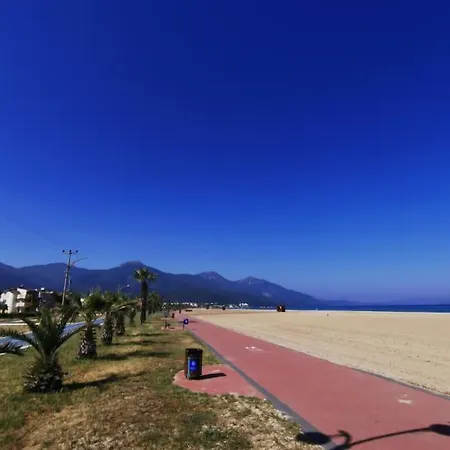 Cheerful 3 Bedroom Summer House 100m To The Beach. 펜션 *